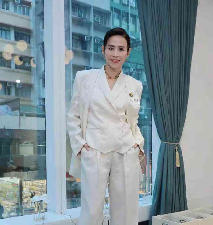 宣萱50岁也优雅穿白色套装大气高级这才是半百年纪的气质美