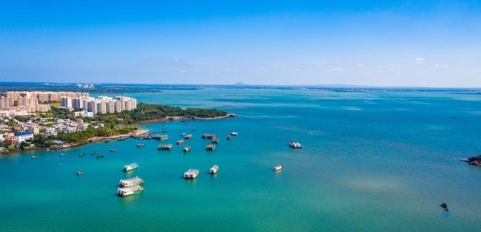 1 / 11 位于海南洋浦半岛盐田村的千年古盐田,在大多数岛外的游客眼里