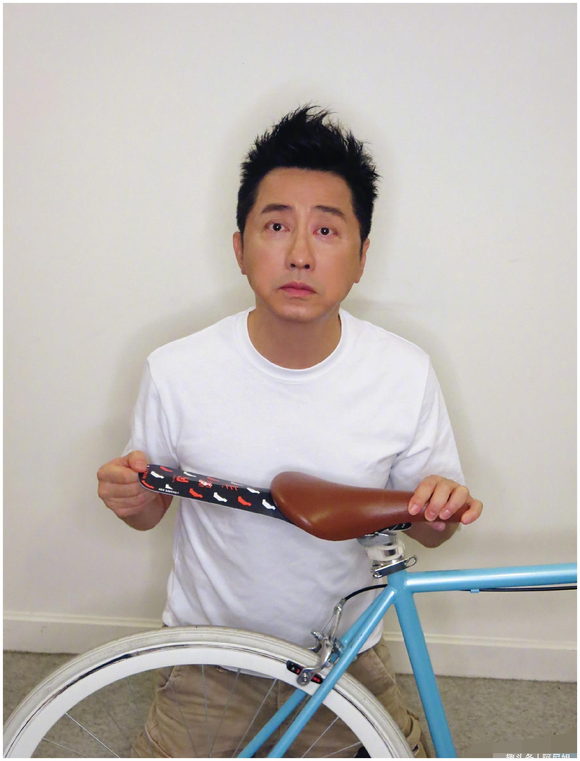 59岁庾澄庆晒搞怪近照,疑为儿子女装风波撑台,给小14岁娇妻买菜