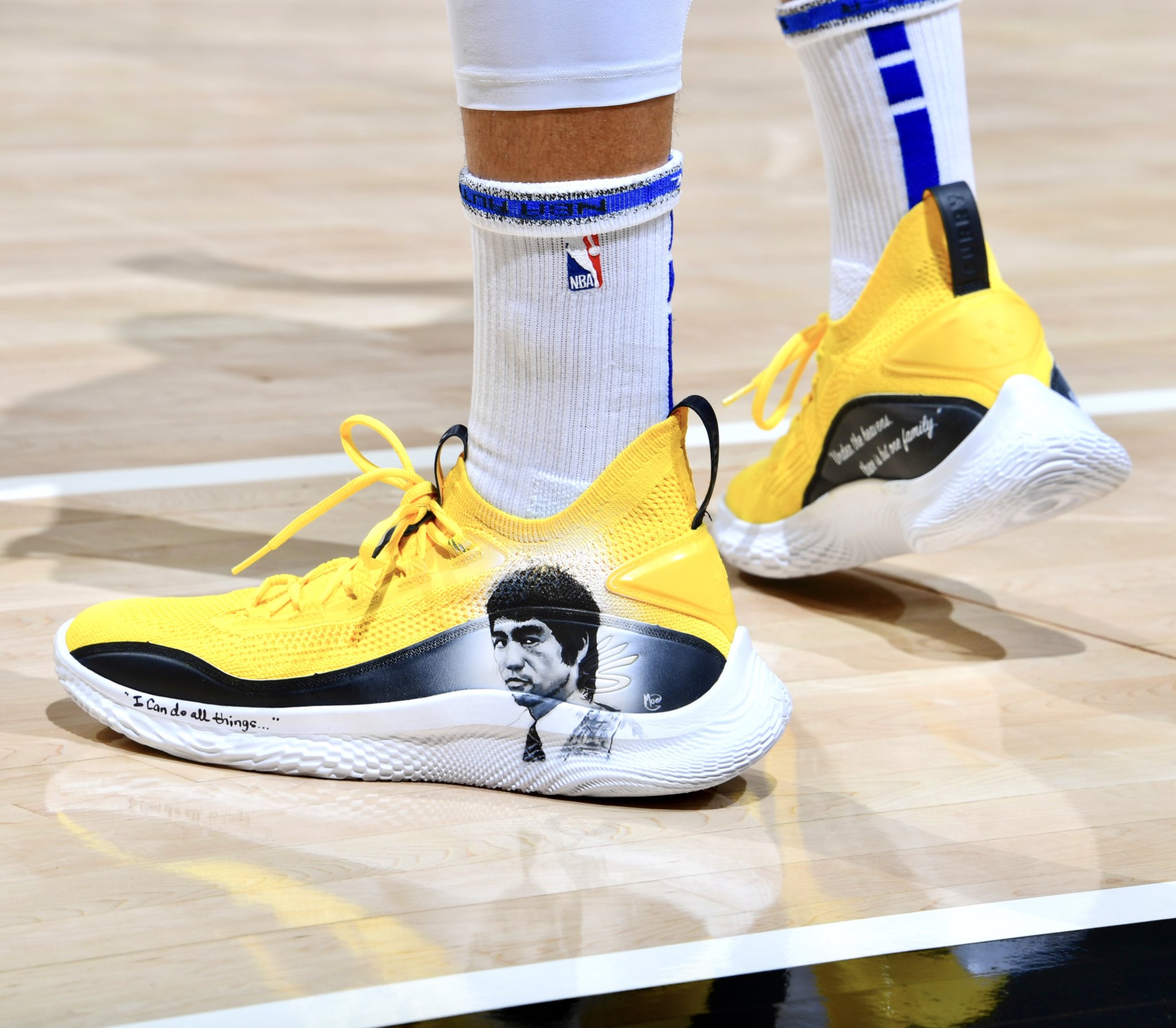 库里李小龙定制款球鞋曝光!印有李小龙头像和名言,未来会捐出去
