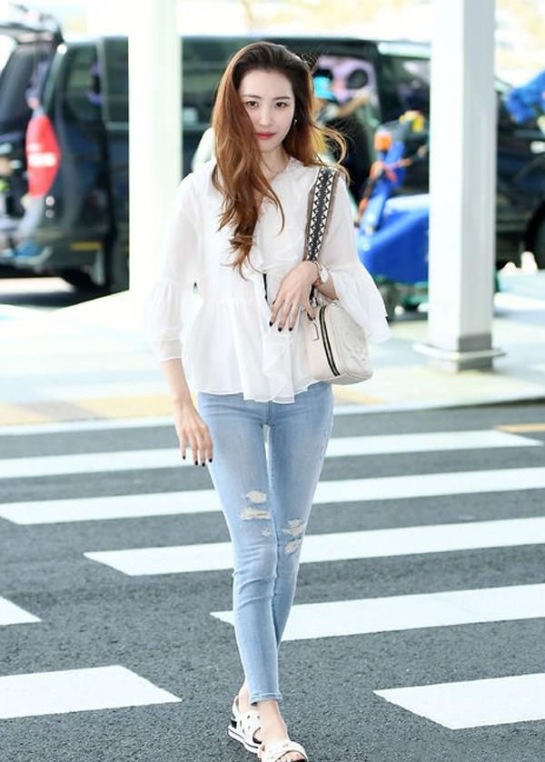 歌手宣美现身机场,衬衫配牛仔裤休闲造型靠颜值撑起来依旧养眼