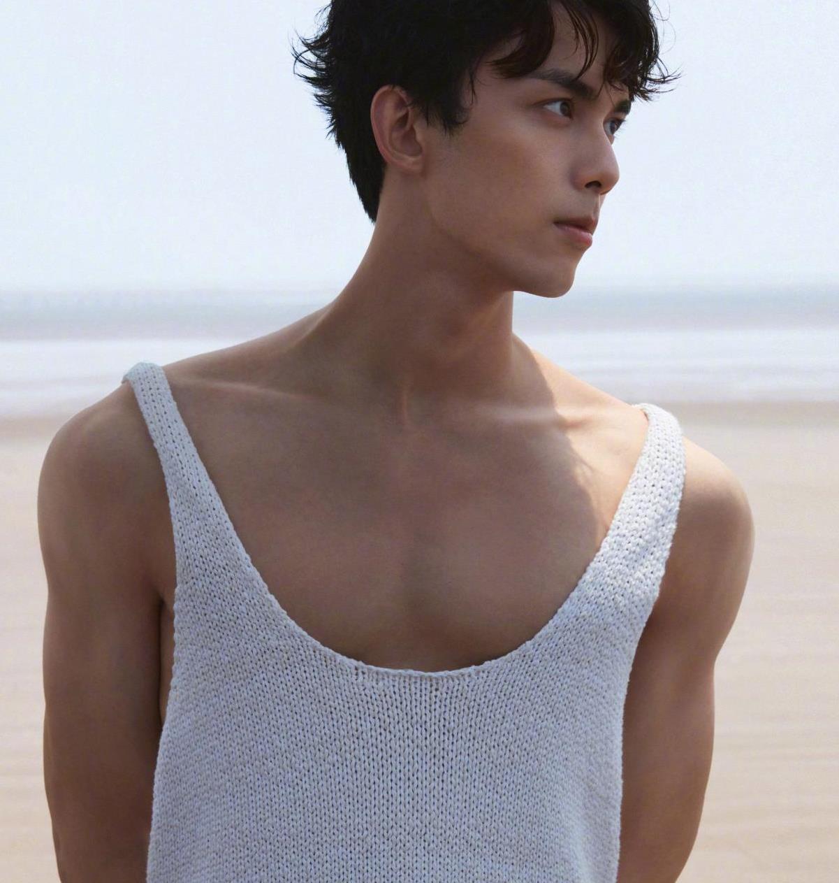 吴磊最新封面大片针织背心大秀肌肉线条网友尖叫弟弟长大了