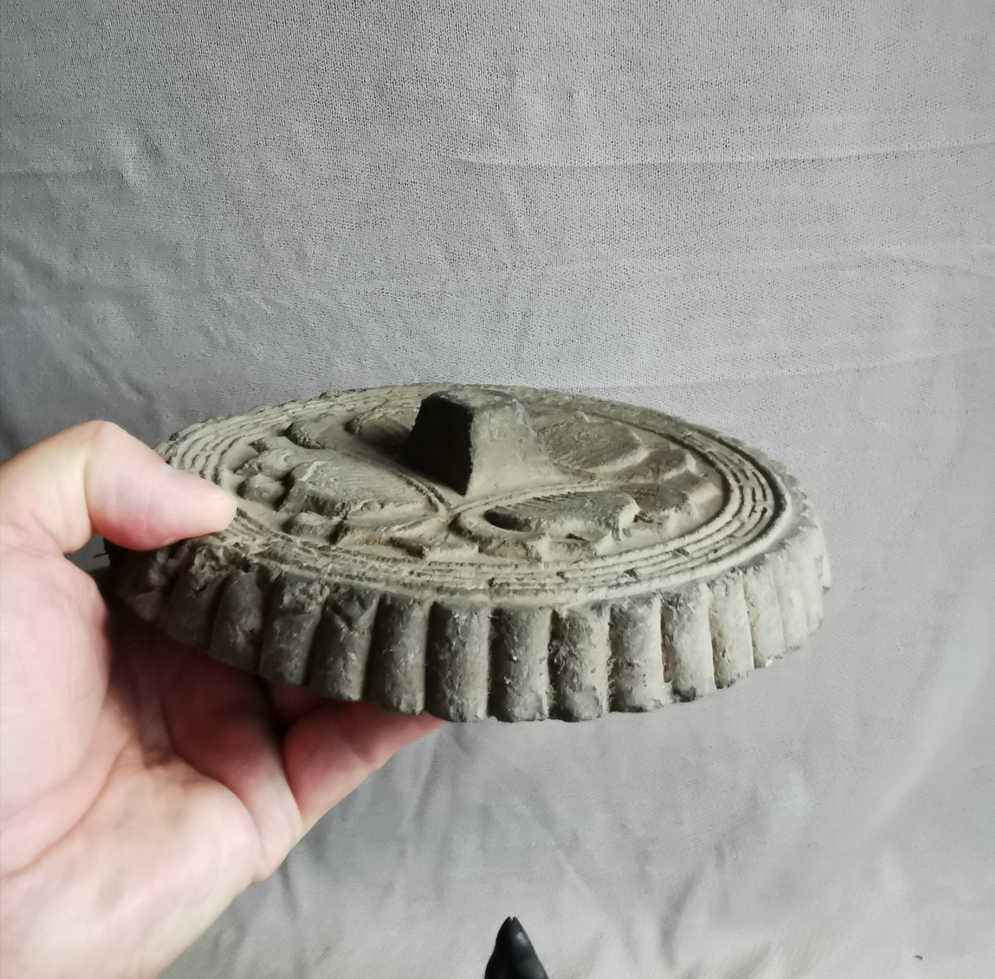 古代莲花纹圆形陶器