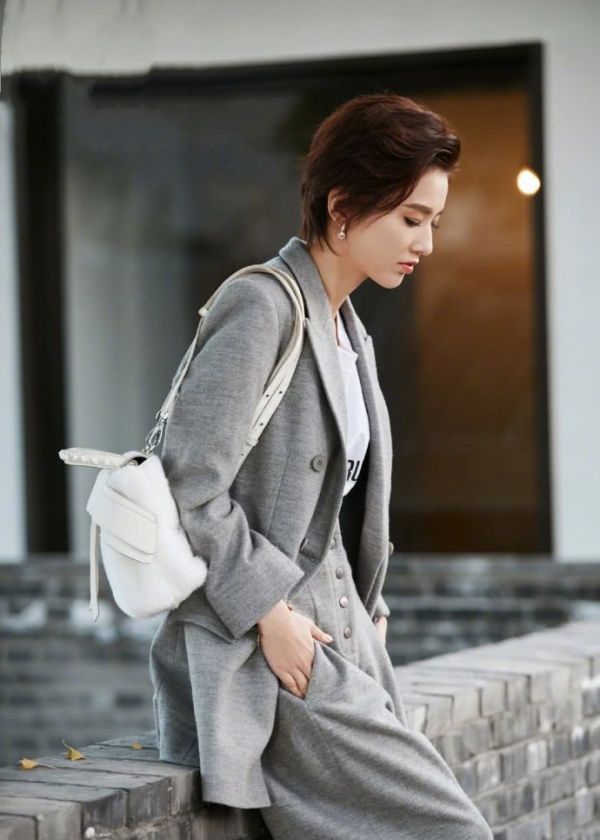 黄圣依时尚街拍,短发造型诠释清爽,气质西装干练十足