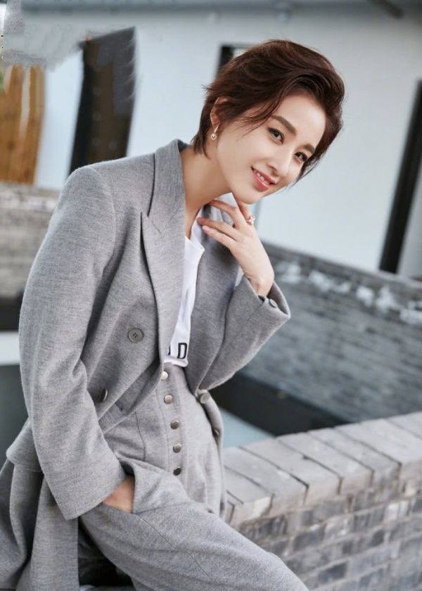 黄圣依时尚街拍,短发造型诠释清爽,气质西装干练十足