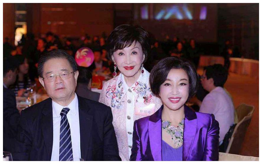 刘晓庆与75岁丈夫王晓玉近照曝光,网友:一张假脸找了个爸爸