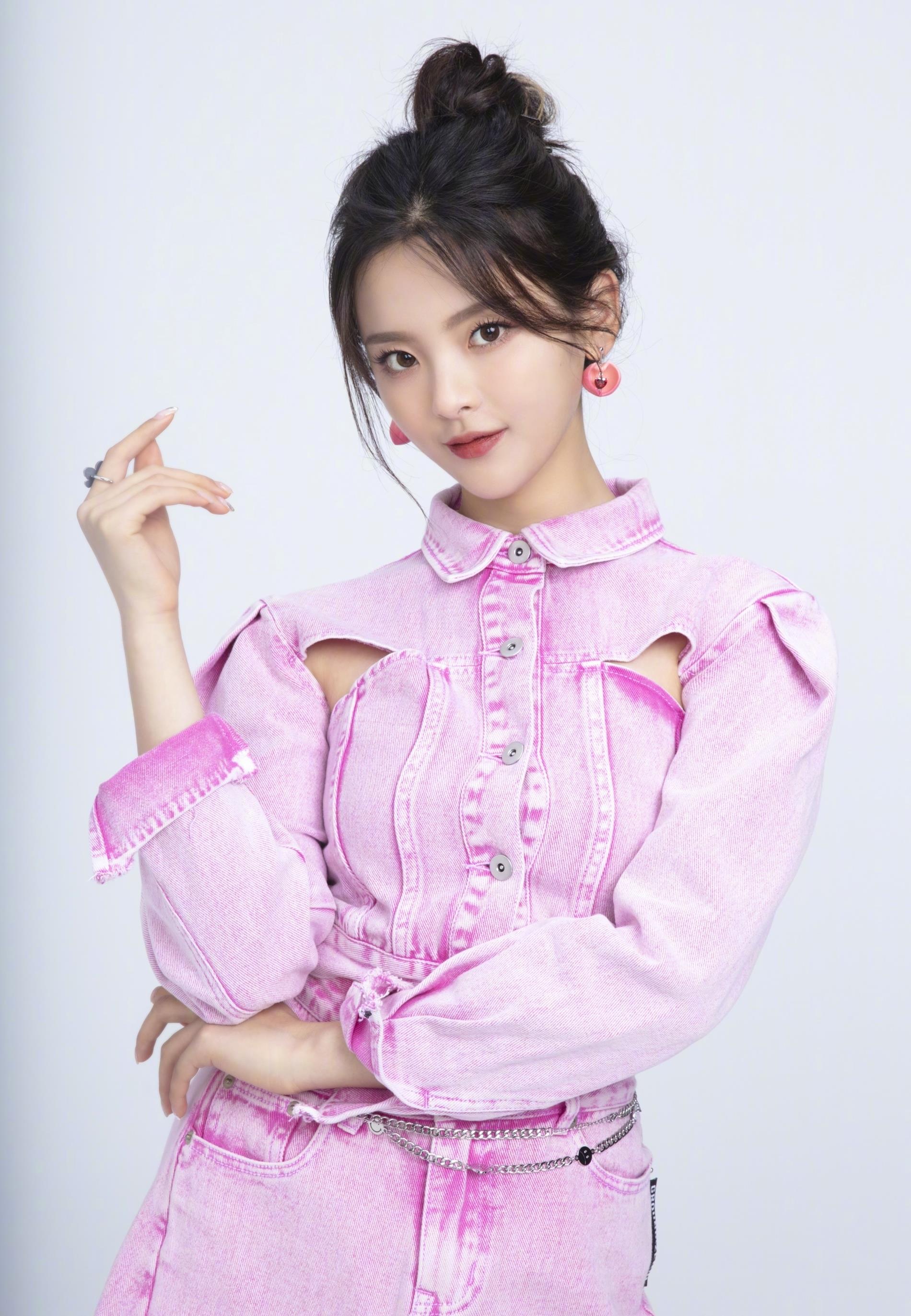 杨超越23岁生日好姐妹吴宣仪晒合影准时庆生当之无愧美少女