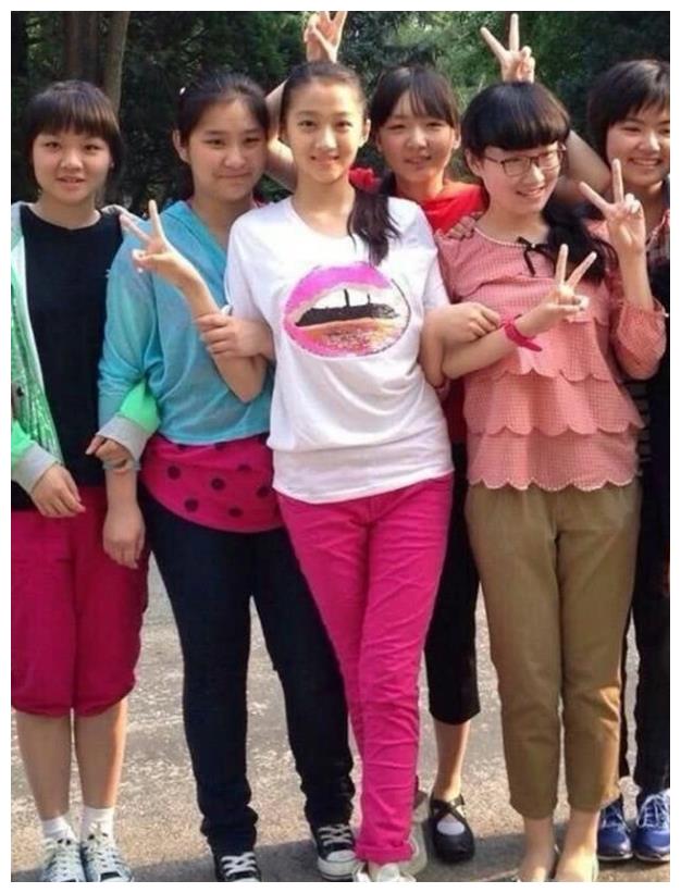 关晓彤初中旧照曝光,看到她的衣品后:看来她只有挑男人的眼光好