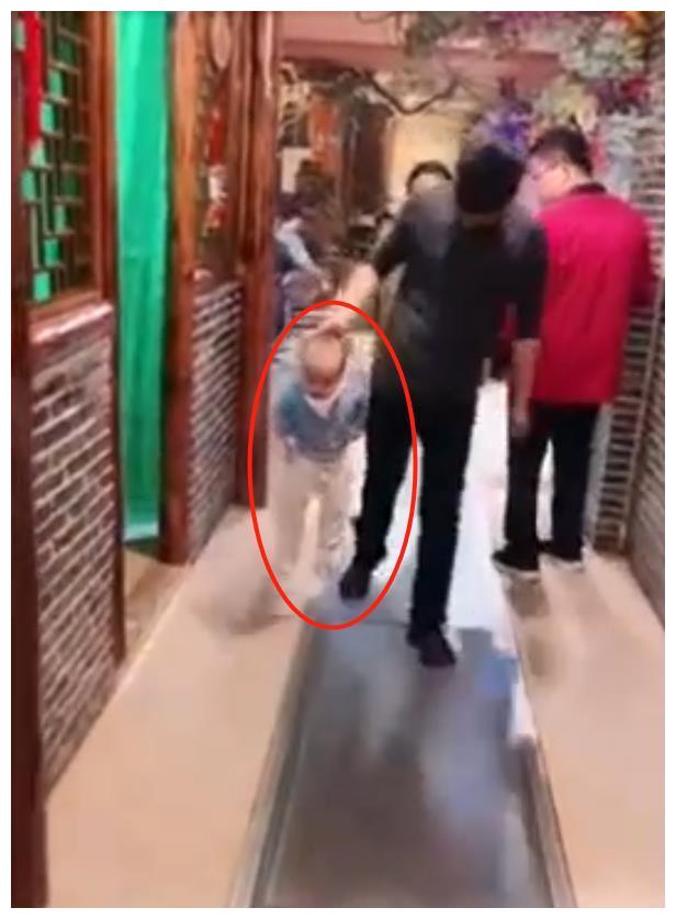 宝宝调皮总往外蹿舅舅气地提溜着往回走只是宝宝的反应好逗啊