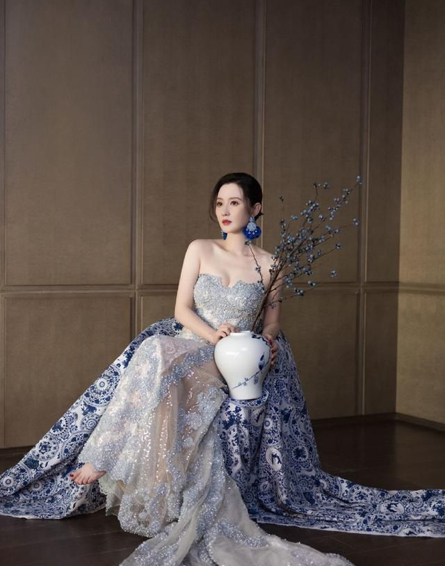 张萌性感深v抹胸,青花瓷长裙古装扮相写真图集