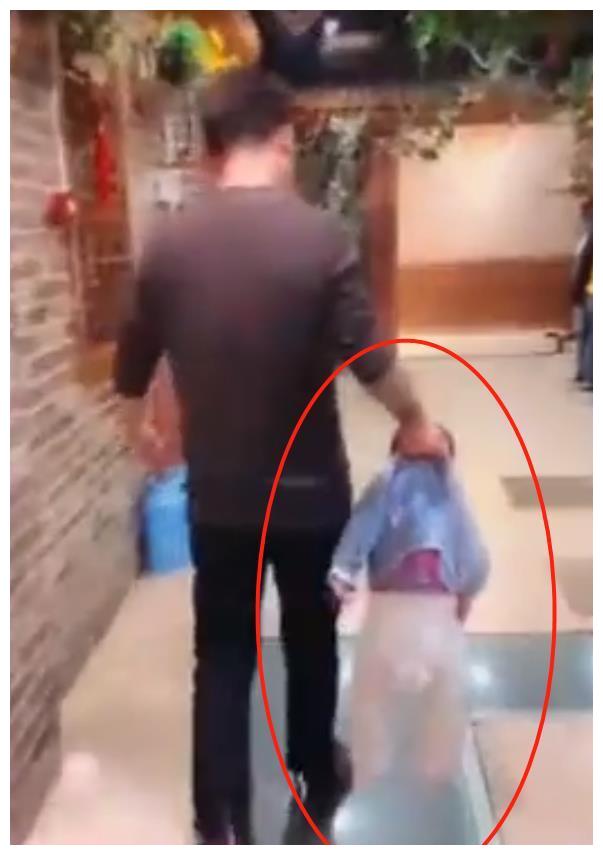 宝宝调皮总往外蹿舅舅气地提溜着往回走只是宝宝的反应好逗啊