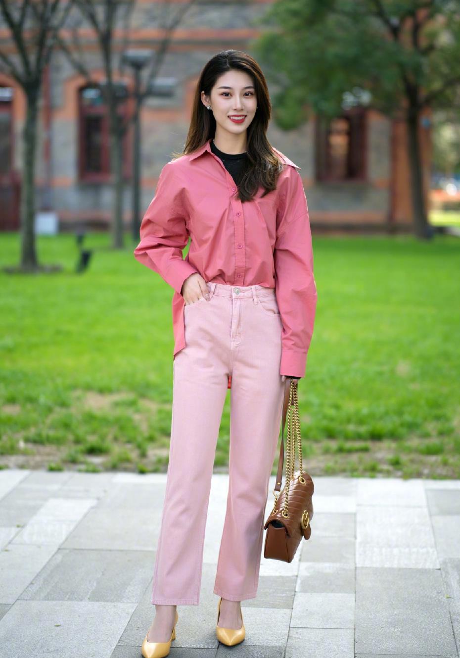 衣品好的女生真会穿,把裤装搭配出简单个性的效果,利落又有型