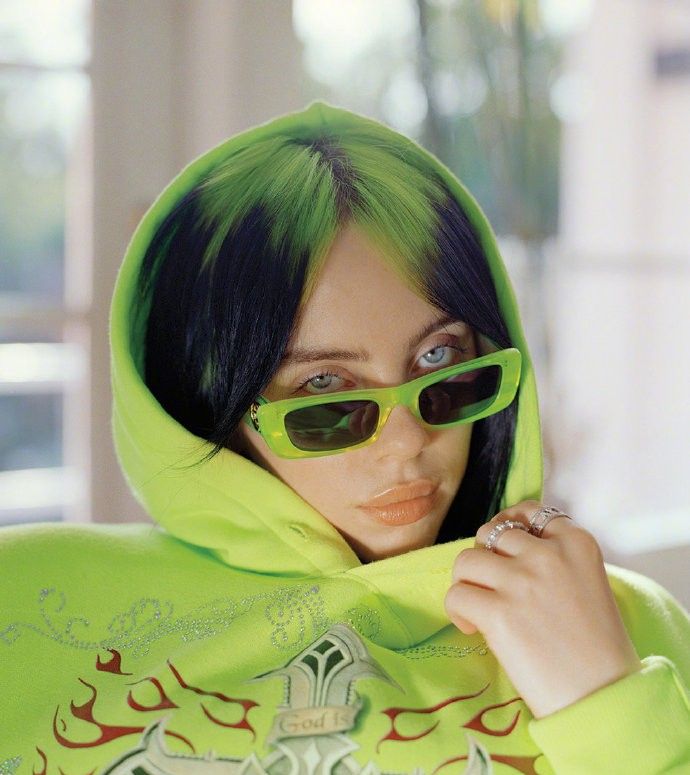billie eilish最新大片,绿黑头发搭配复古墨镜出镜,酷劲十足