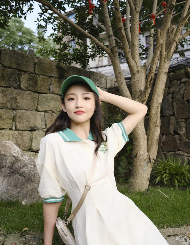 吴佳怡学生校服青春活力写真!__财经头条