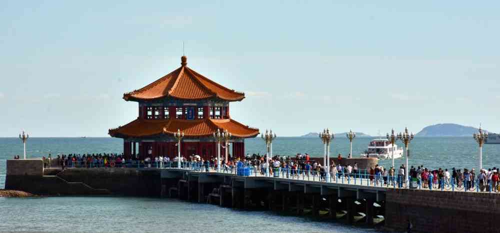 青岛栈桥憩时端坐静观海天一色