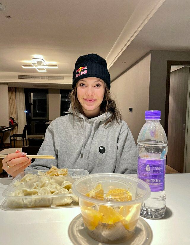 谷爱凌晒冬奥会开幕式照，曾脱外套秀弹跳，央视直播她三项比赛休闲区蓝鸢梦想 - Www.slyday.coM