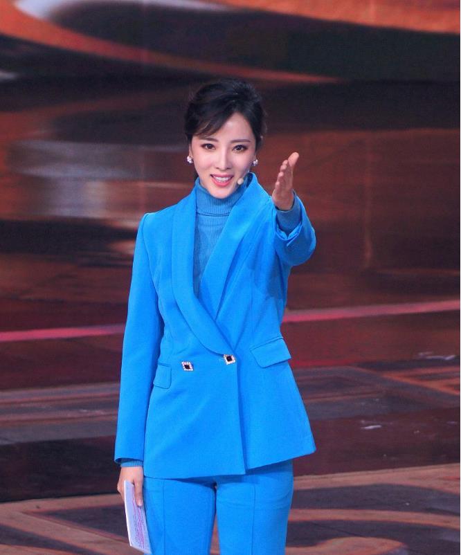 李思思美女主持人没白叫,穿身鲜艳色西装,不显土气倒还挺美的