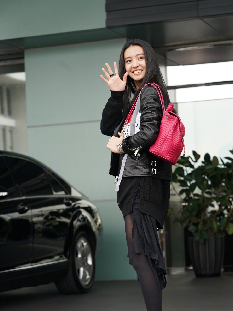 16岁木村光希穿衣真敢穿驼色大衣配黑色长靴走机场过分显成熟