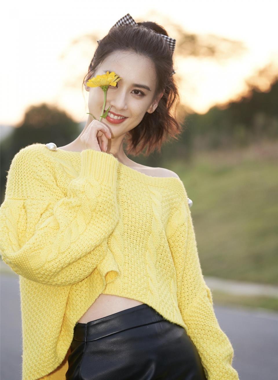 黄圣依任《我们恋爱吧》嘉宾,黄色毛衣秀肩露脐,珍珠