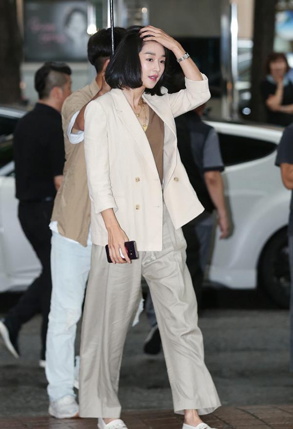 《武法律师》庆功宴,徐睿知休闲西装外套彰显独有的文艺范儿