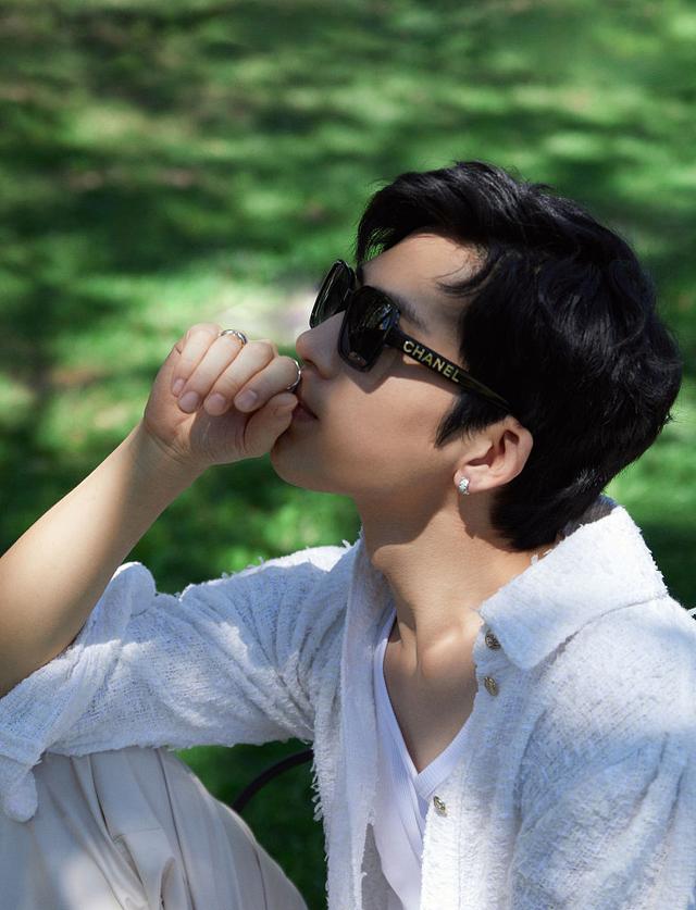 井柏然绿野写真穿白衬衫低头沉思少年感十足