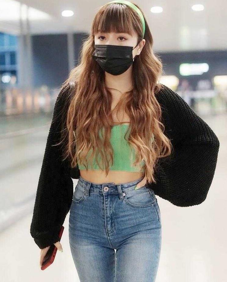 安崎真会穿,露腰针织衫配牛仔裤高挑精致,小个子也