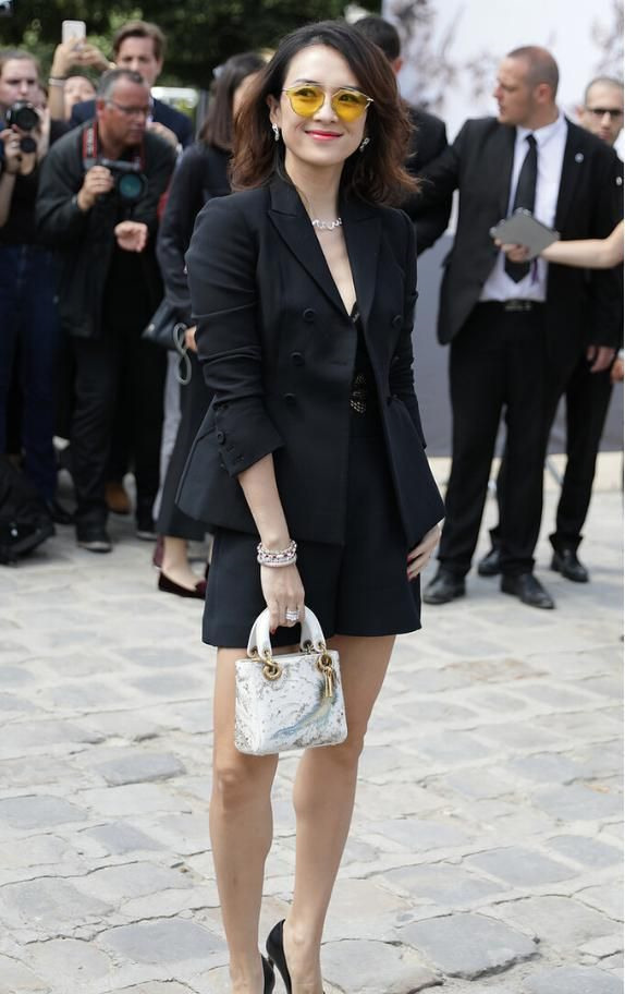 章子怡不愧被叫,国际章,穿黑色西装配蕾丝内搭,满满女人味.