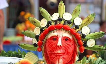 1 / 5 你看这雕刻的西瓜犹如艺术作品,利用各种水果拼出的法老.