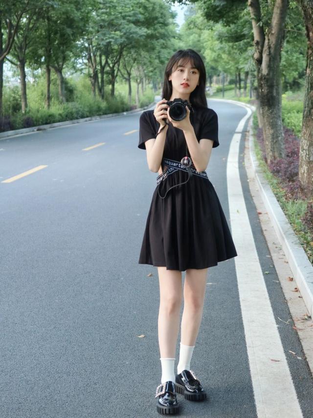 袁冰妍黑色百褶裙青春活力!__财经头条