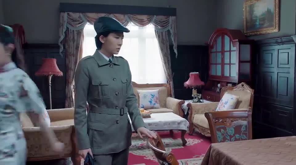 女特工被特务追杀,不料化妆换上旗袍后,特务都认不出来