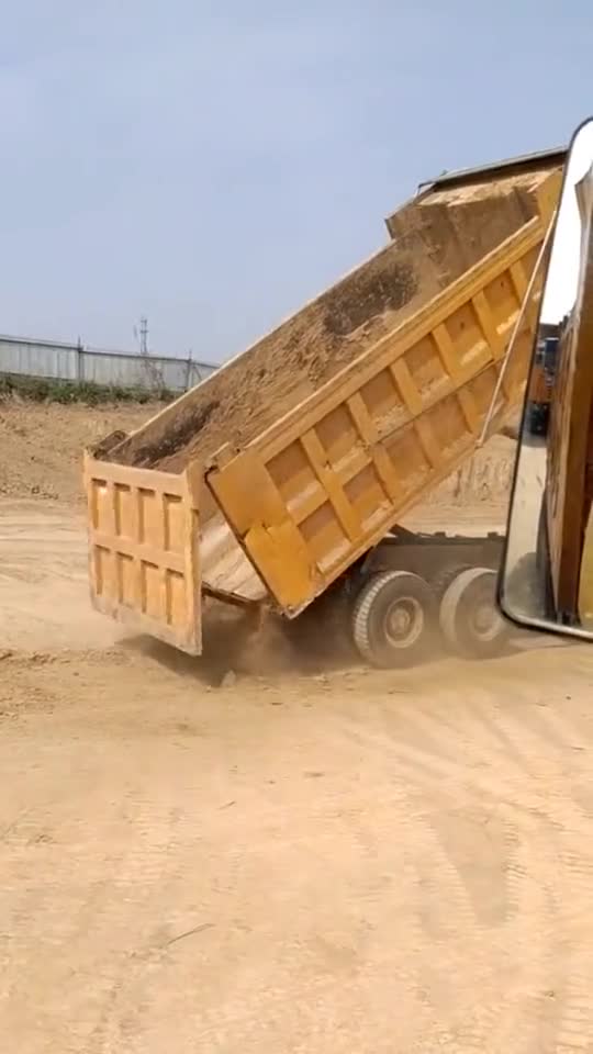 渣土老司机是这样操作的,不用人工卸土,急刹车就搞定了