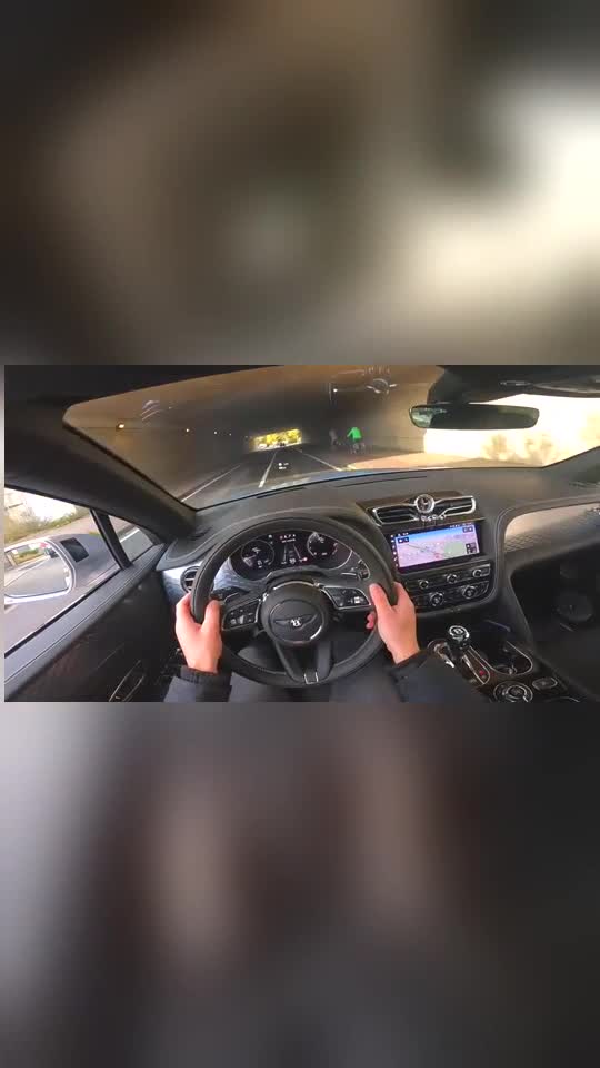 按下2021款宾利添越车钥匙坐进驾驶室跑一圈后给个不心动理由