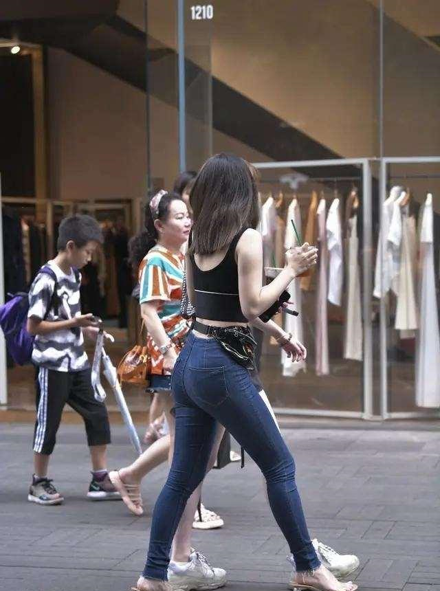瑜伽裤在精不在多,素雅干净不俗套,身材匀称休闲区蓝鸢梦想 - Www.slyday.coM 瑜伽裤在精不在多,素雅干净不俗套,身材匀称休闲区蓝鸢梦想 - Www.slyday.coM