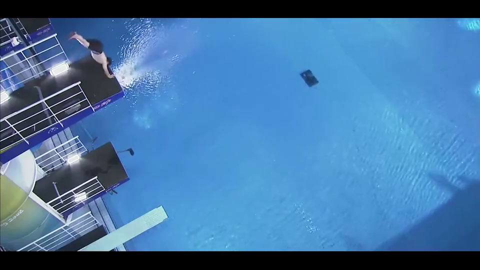 小胖墩高台跳水失败,整个人直接入水,平时白练了!