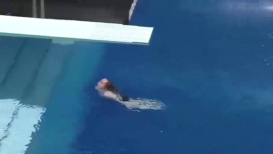 回顾女子跳水比赛失误,准备动作很不不错,落水的一幕尴尬了!