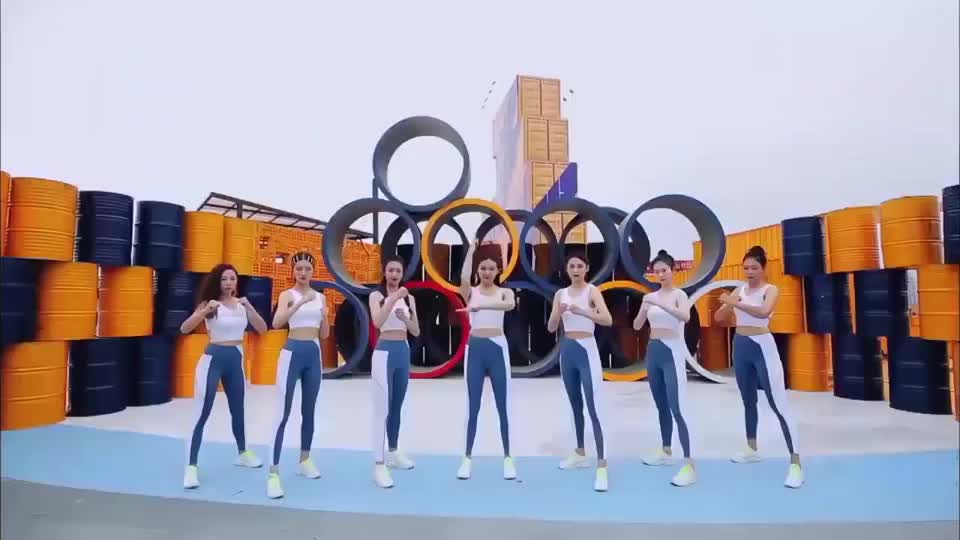 本以为绵羊小姐姐很温柔,谁知全员卖力狂扭,小哥哥纷纷落水