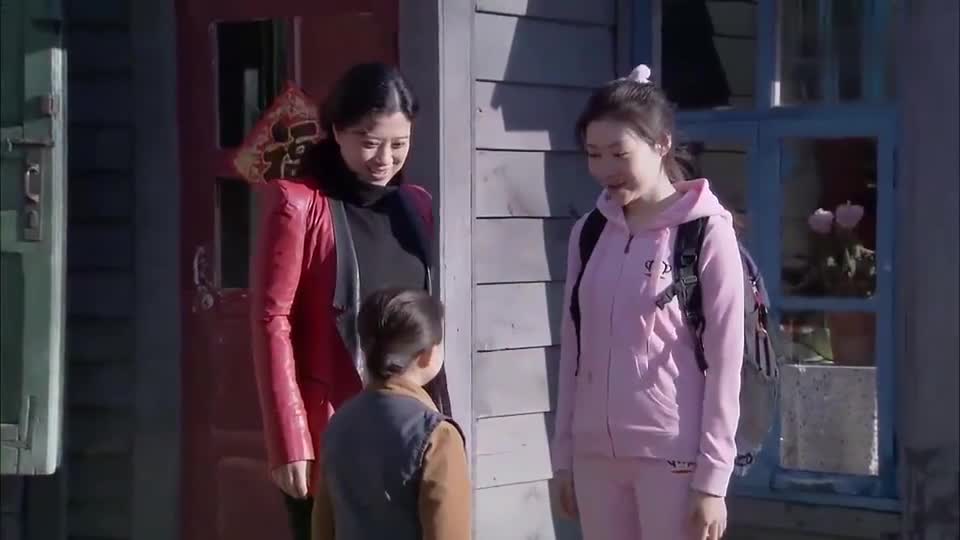 笑笑穿着新衣服,袖珍妈妈一脸欣慰:像电影明星!