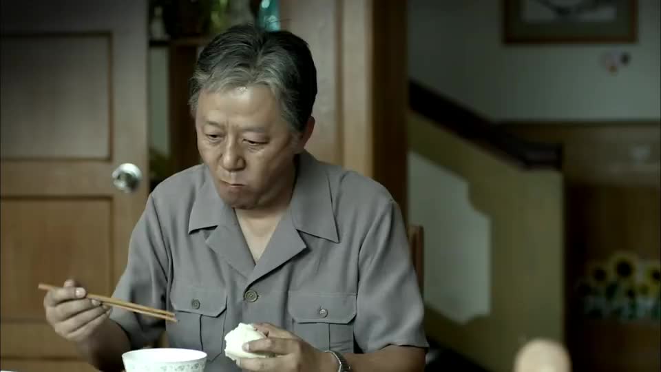 家里饭桌上看不见肉星,安杰上小姑子家吃大包子