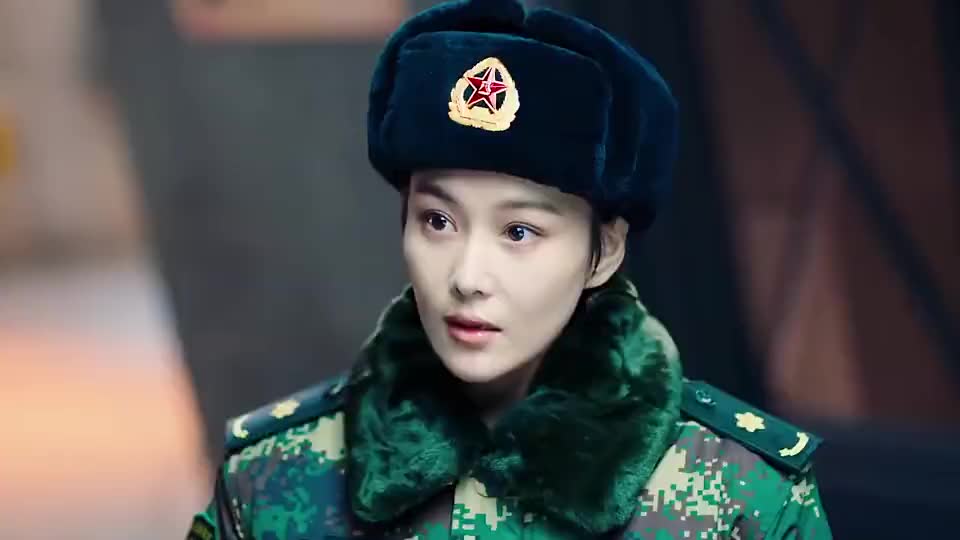 穿上军装的张馨予英姿飒爽,太美了吧