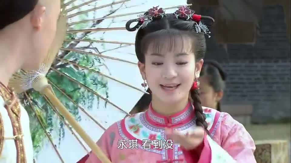 新还珠格格:晴儿紫薇卖伞,当街走起了秀,一举一动尽显风情!