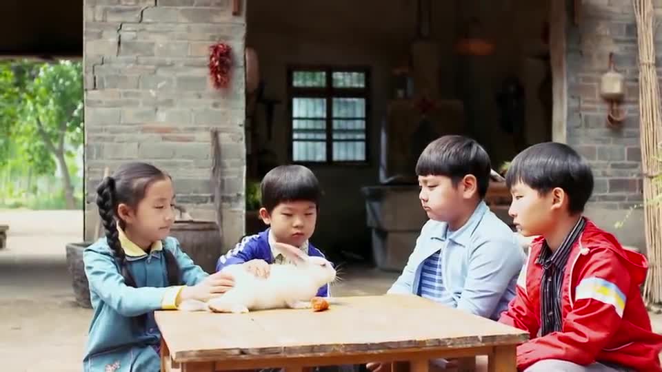 田小草小浩吵着要看父亲拗不过他小草只好同意了