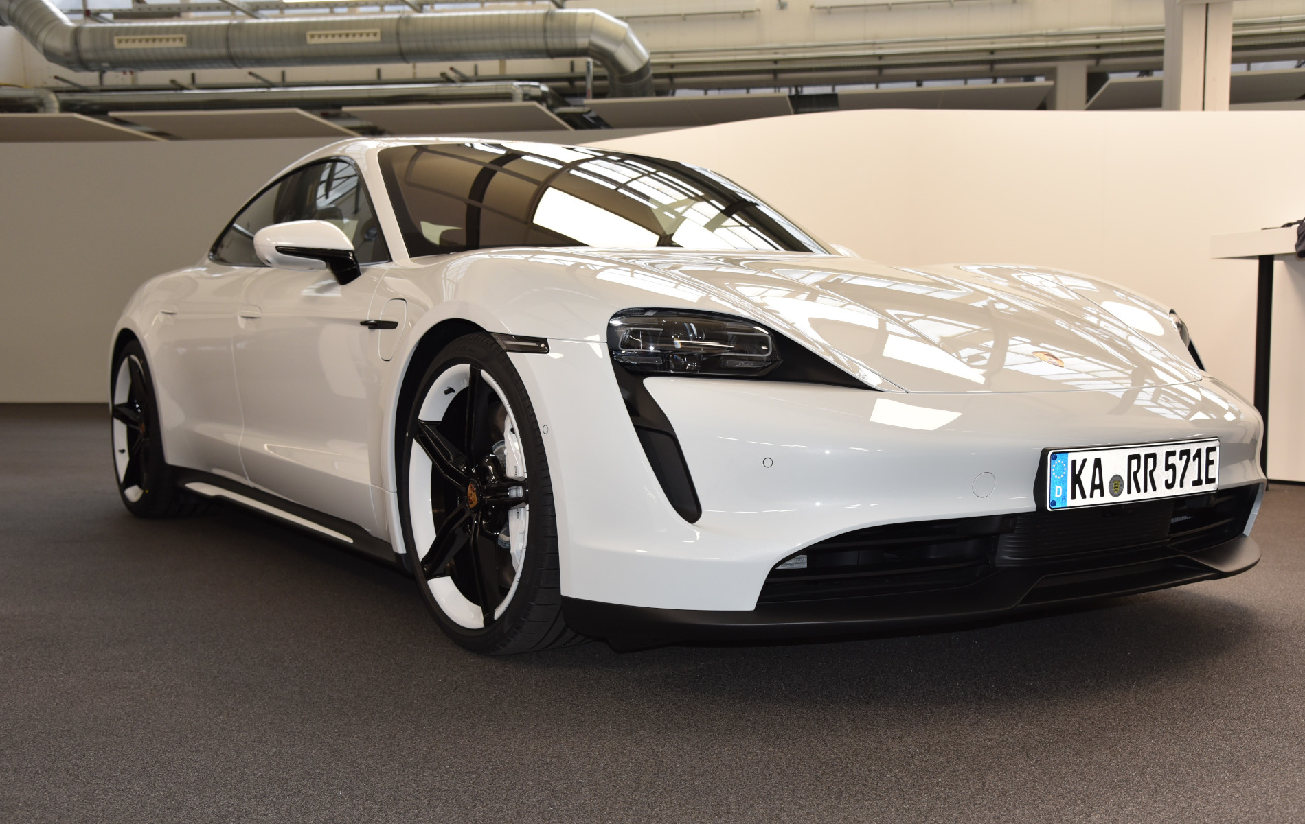 2020上半年,保时捷taycan只交付了4480辆