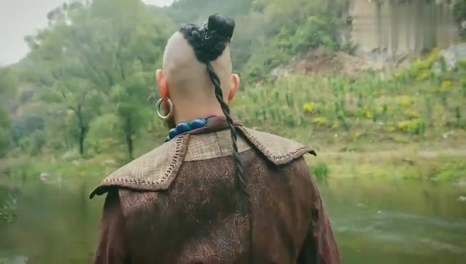 西游:猪八戒跟美女玩耍,结果却现出原形,美女吓得落荒而逃!