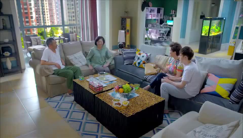 精彩亲家吵架吵得不亦乐乎儿子夹中加都快挤死了