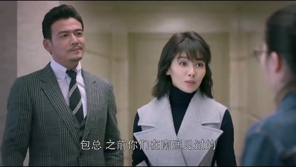 邱莹莹看到安迪跟小包总走出房门想说出的话又给憋了回去