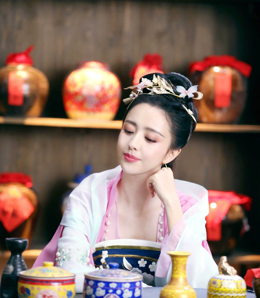 佟丽娅新古装造型粉蓝罗裳尽显娇俏一颦一笑间动人心魄