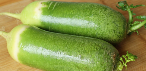 1,首先肯定家里得有一个鲜萝卜,对不对.