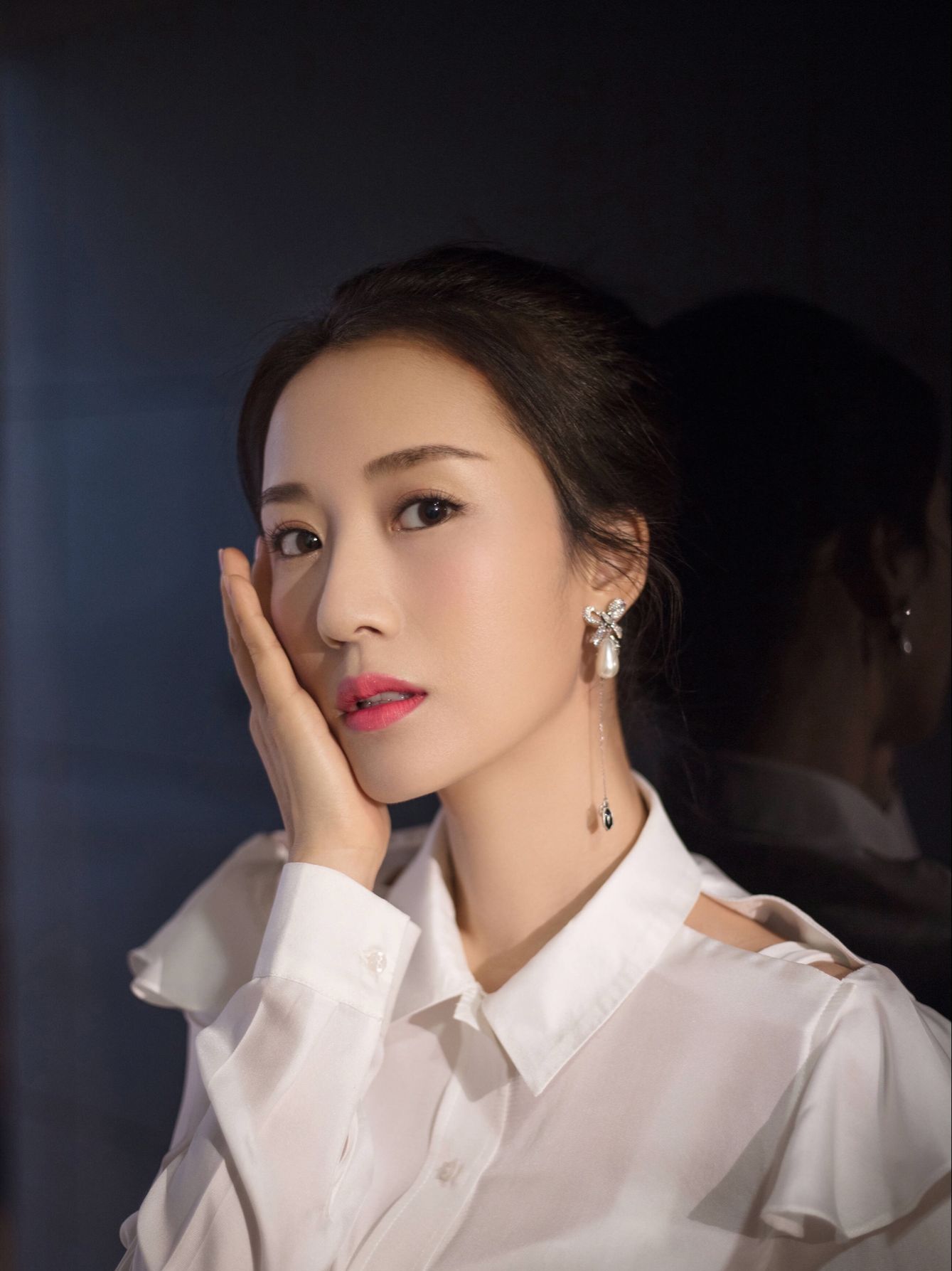 苏明成的妻子的扮演者李念,现实中的她清新的气质让观众耳目一新