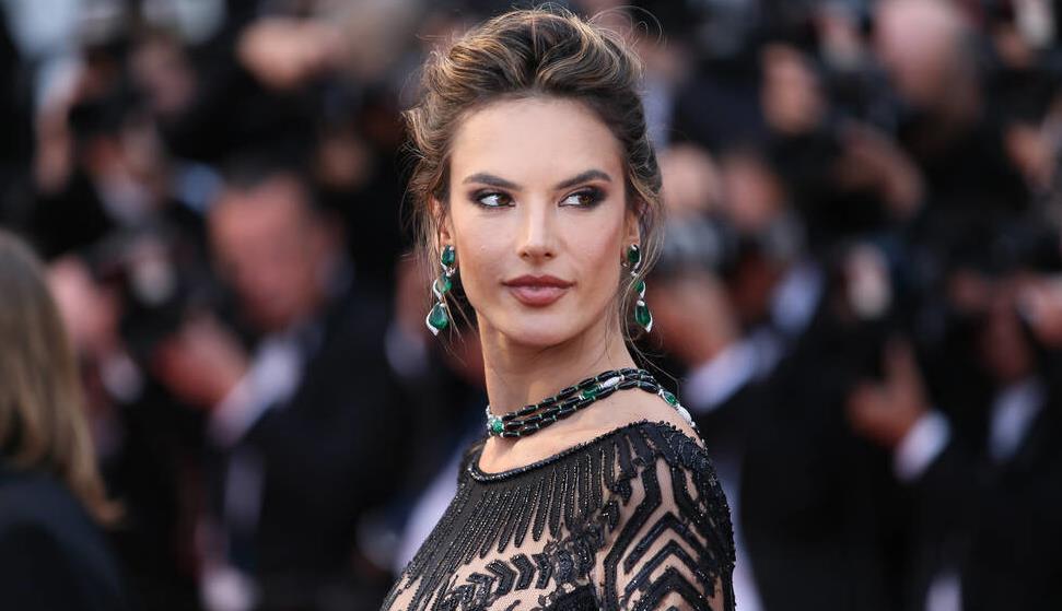 维密第一超模亚历桑德拉·安布罗休,完美演绎时尚经典,超气质_高清