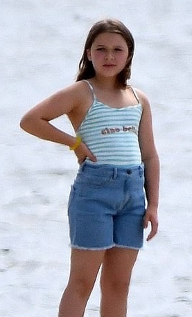 小七是大姑娘了沙滩踢足球一人对阵两个哥哥女汉子太有小贝范